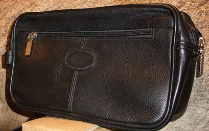 uploads/1641/2/leather toiletry bag 1.jpg